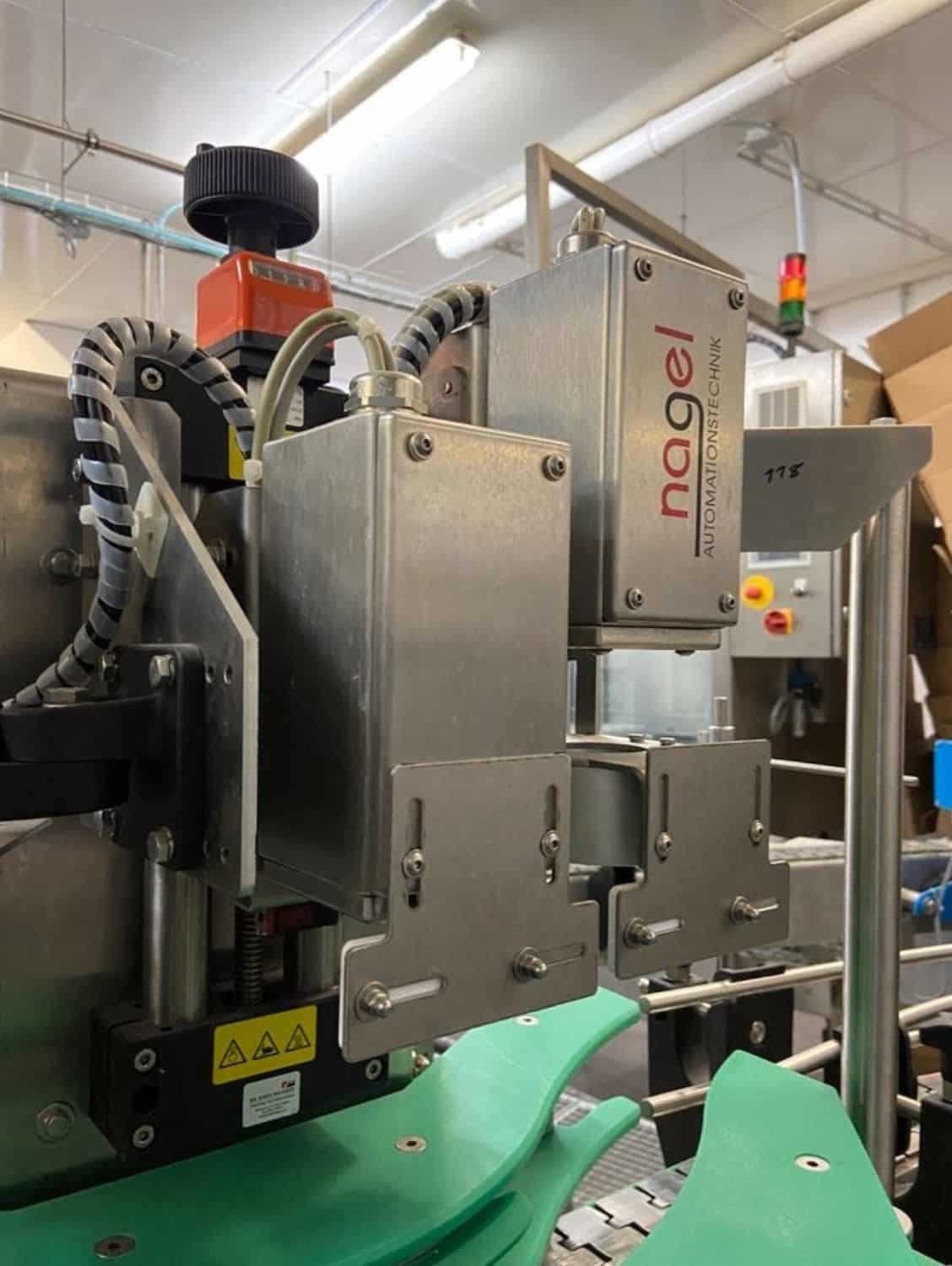 Vue de côté de Nagel, PAC, Juwatec, ICS Ligne de remplissage de verre consigné pour bière, boissons gazeuses