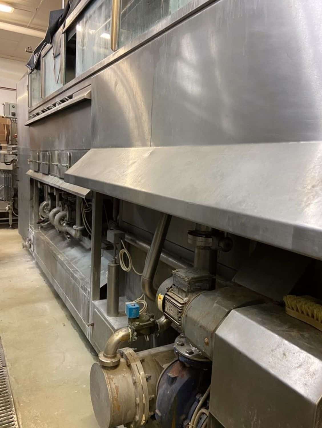 Vue de côté de Nagel, PAC, Juwatec, ICS Ligne de remplissage de verre consigné pour bière, boissons gazeuses