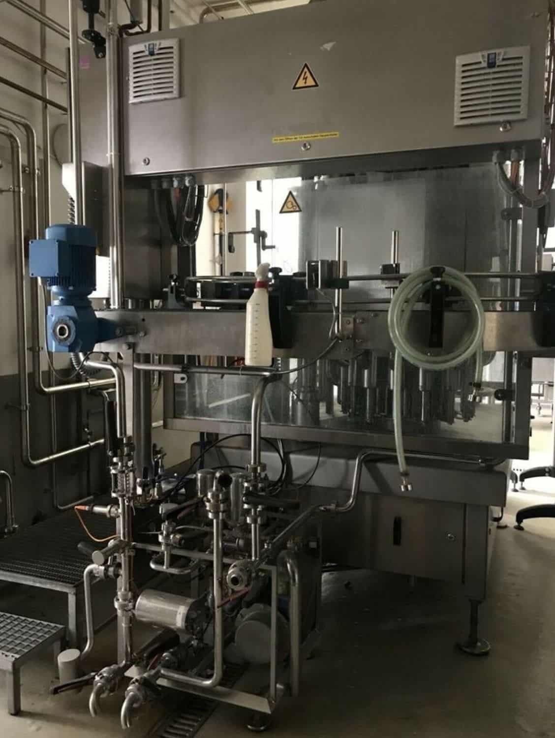 Vue de côté de Nagel, PAC, Juwatec, ICS Ligne de remplissage de verre consigné pour bière, boissons gazeuses