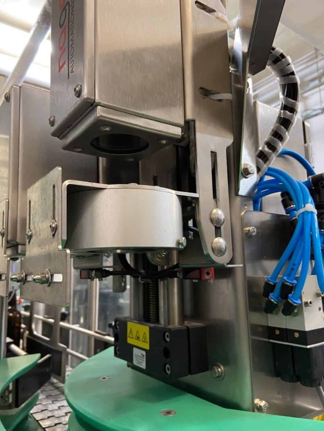 Vue de côté de Nagel, PAC, Juwatec, ICS Ligne de remplissage de verre consigné pour bière, boissons gazeuses