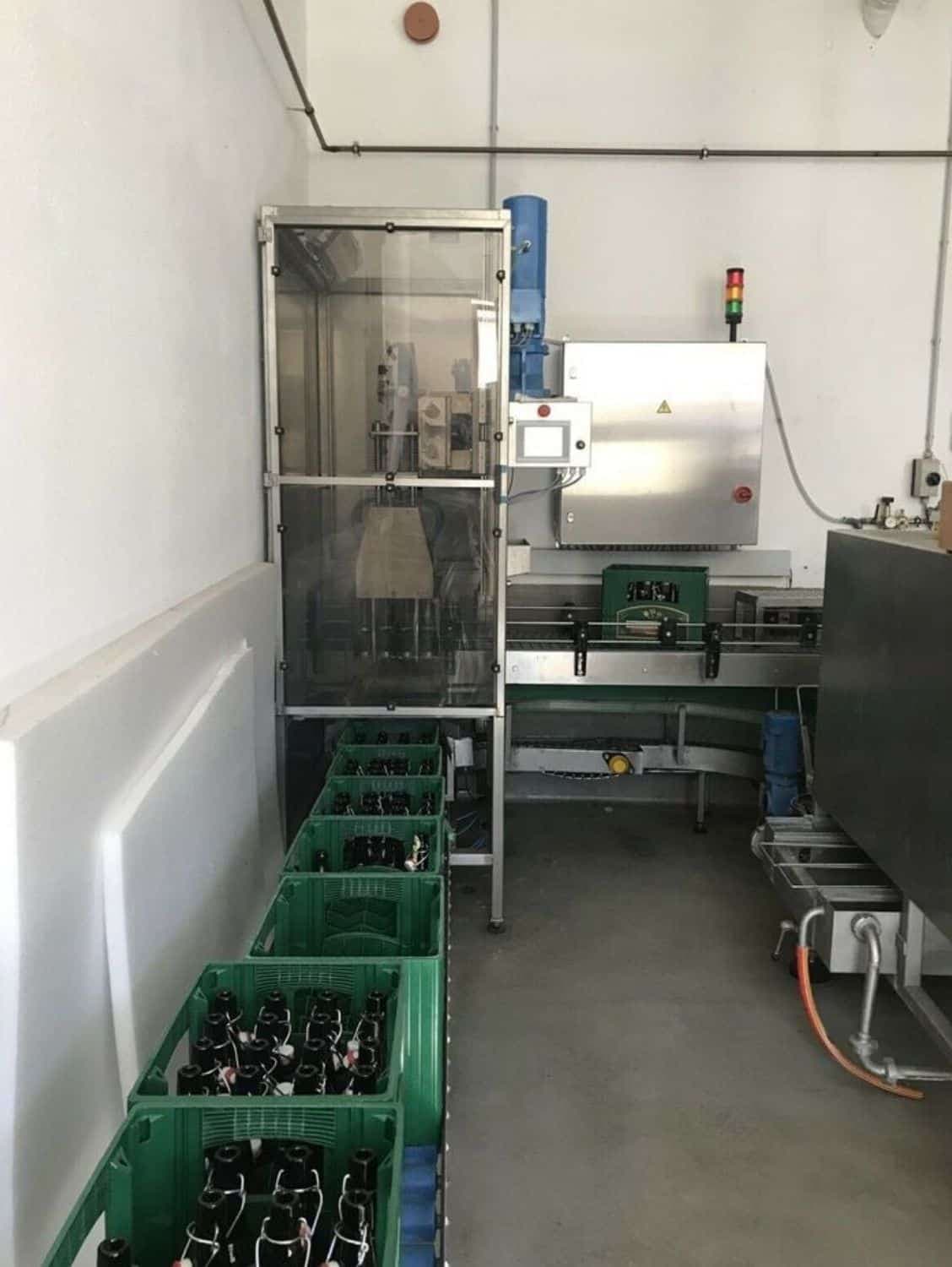 Vue de côté de Nagel, PAC, Juwatec, ICS Ligne de remplissage de verre consigné pour bière, boissons gazeuses