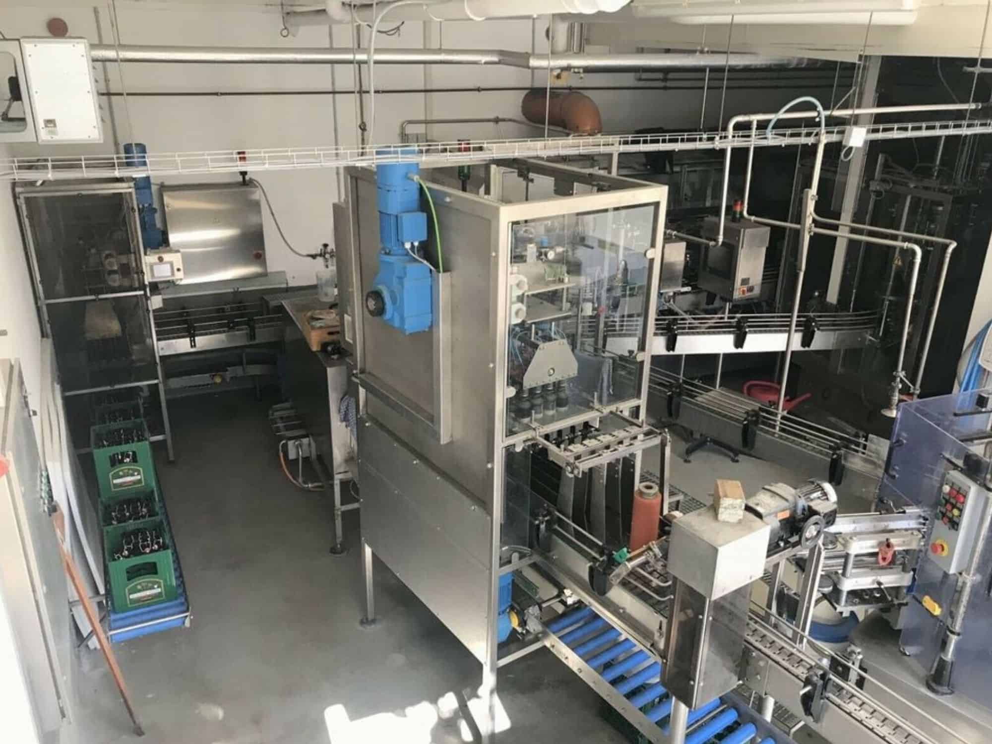 Vue de côté de Nagel, PAC, Juwatec, ICS Ligne de remplissage de verre consigné pour bière, boissons gazeuses