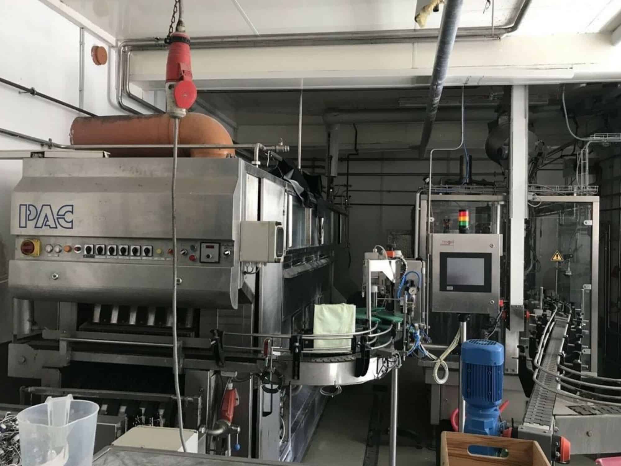 Vue de côté de Nagel, PAC, Juwatec, ICS Ligne de remplissage de verre consigné pour bière, boissons gazeuses