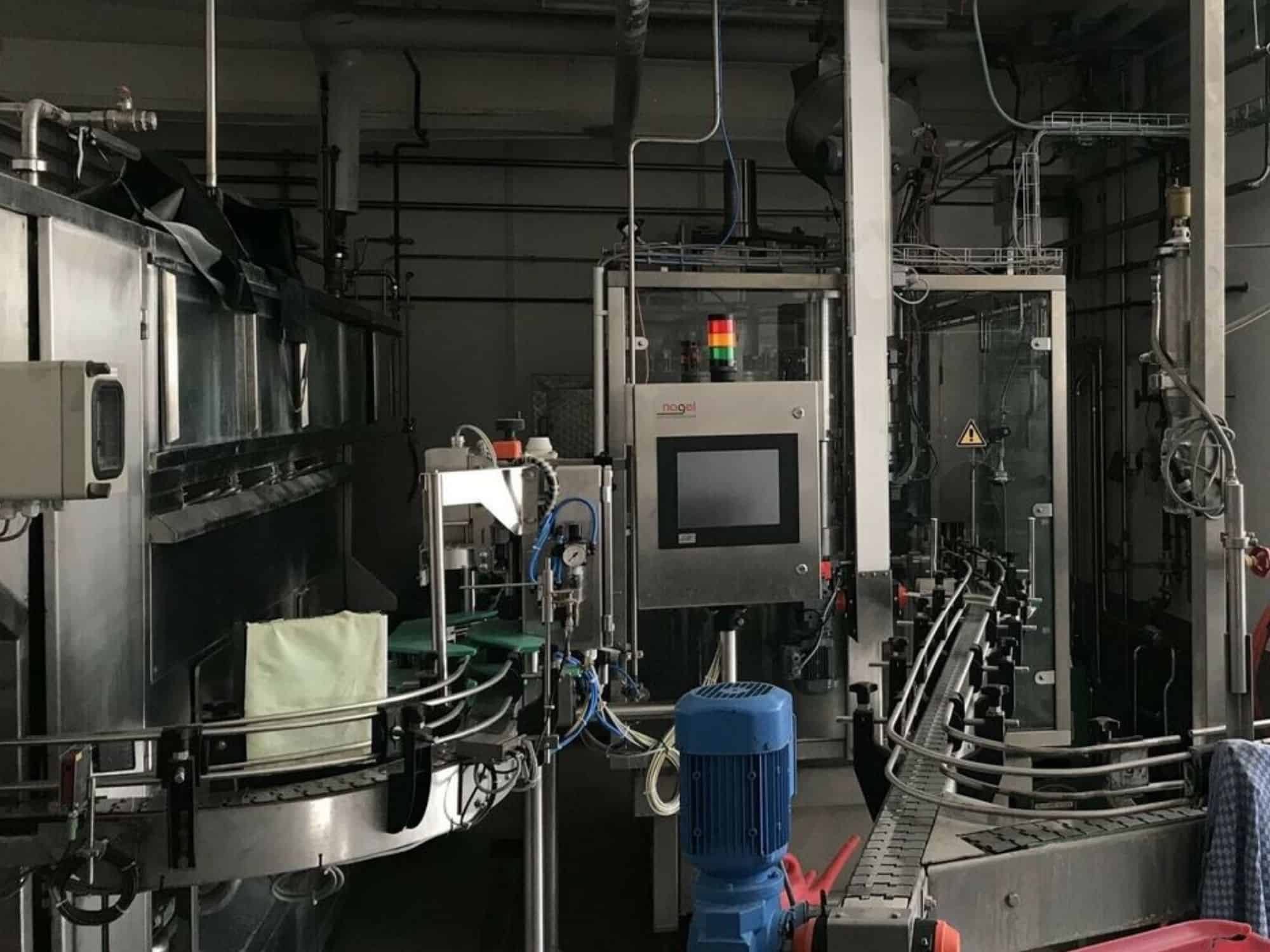 Vue de côté de Nagel, PAC, Juwatec, ICS Ligne de remplissage de verre consigné pour bière, boissons gazeuses