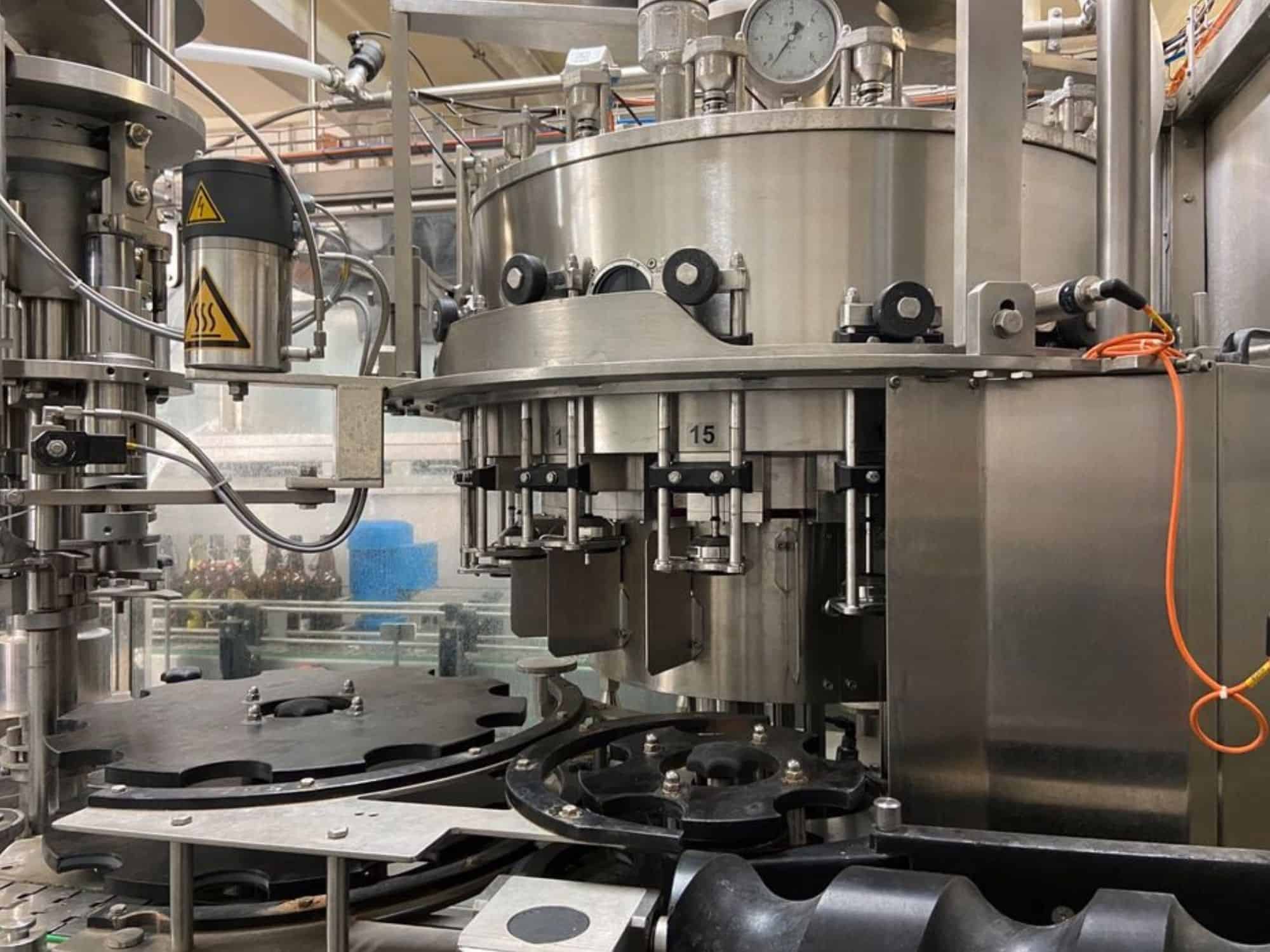 Vue de côté de Nagel, PAC, Juwatec, ICS Ligne de remplissage de verre consigné pour bière, boissons gazeuses