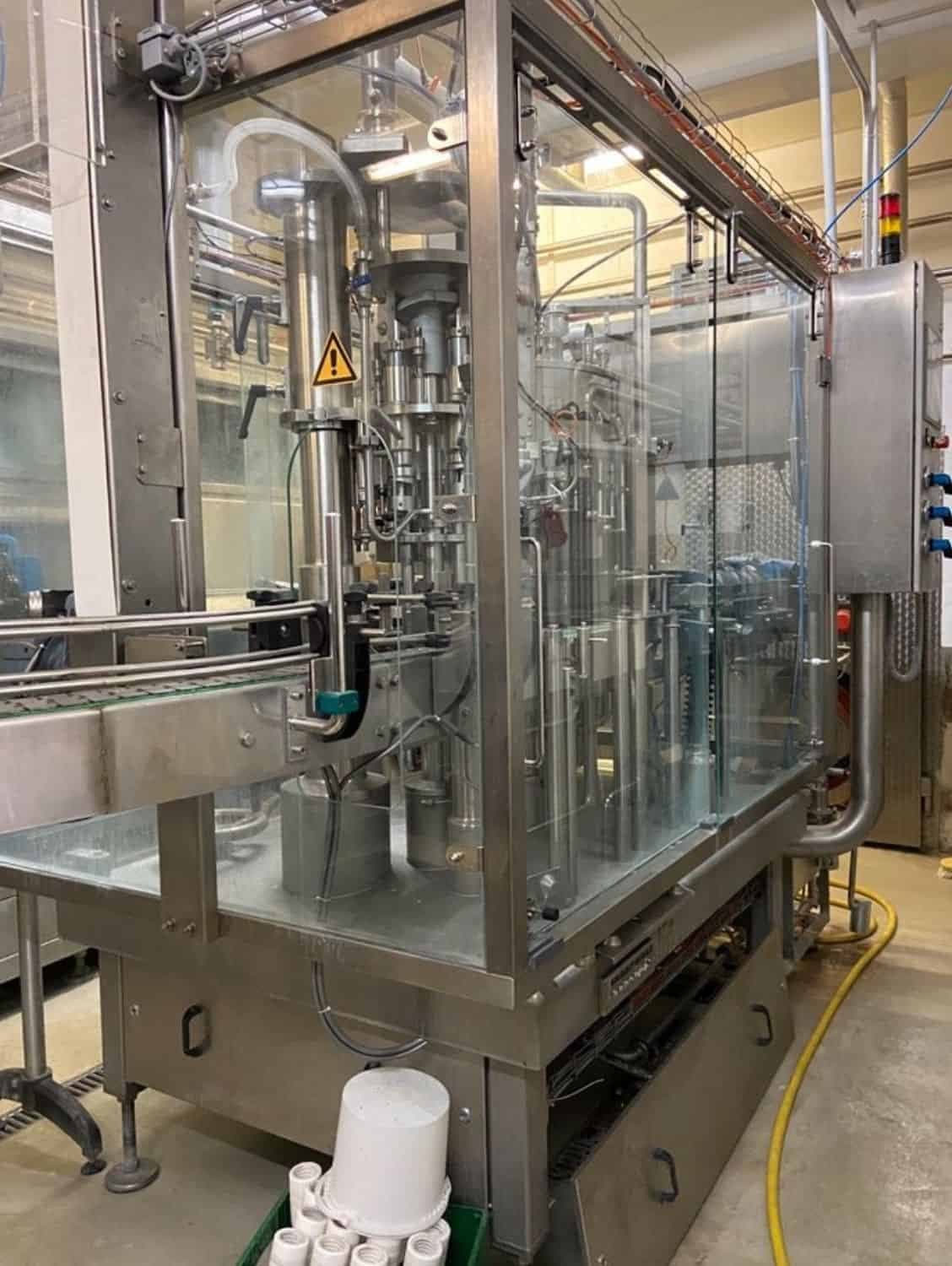 Vue de droite de Nagel, PAC, Juwatec, ICS Ligne de remplissage de verre consigné pour bière, boisson non alcoolisée