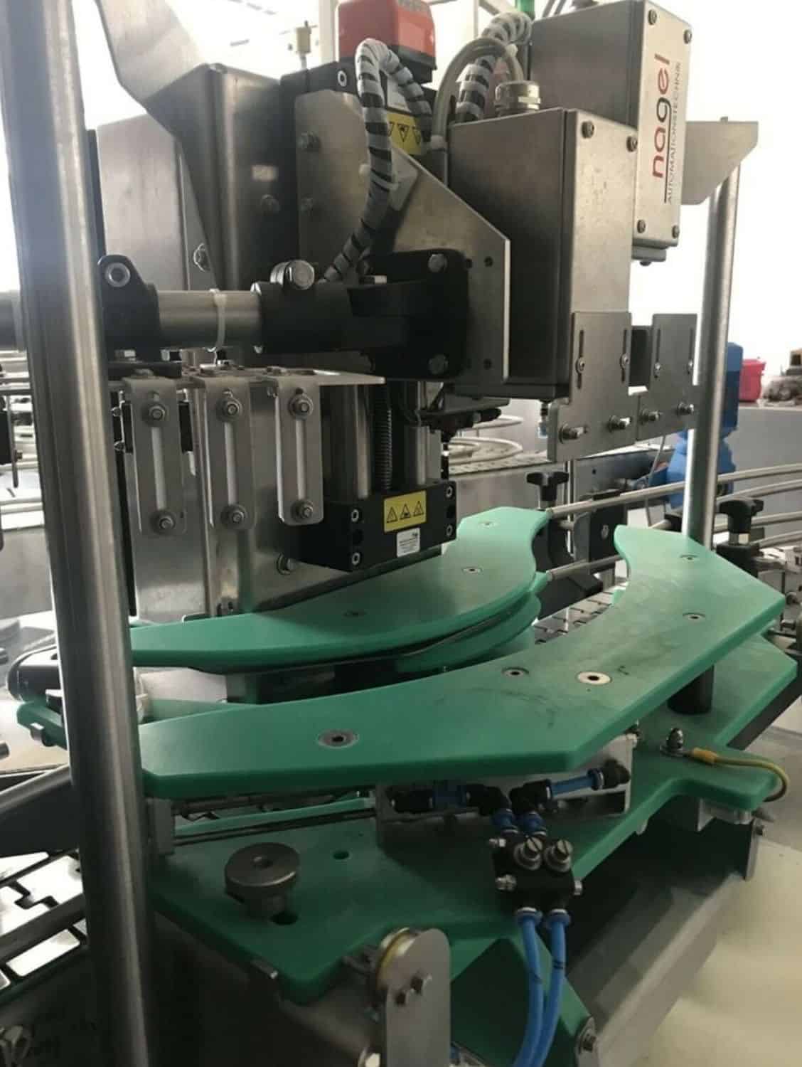 Vue de côté de Nagel, PAC, Juwatec, ICS Ligne de remplissage de verre consigné pour bière, boissons gazeuses