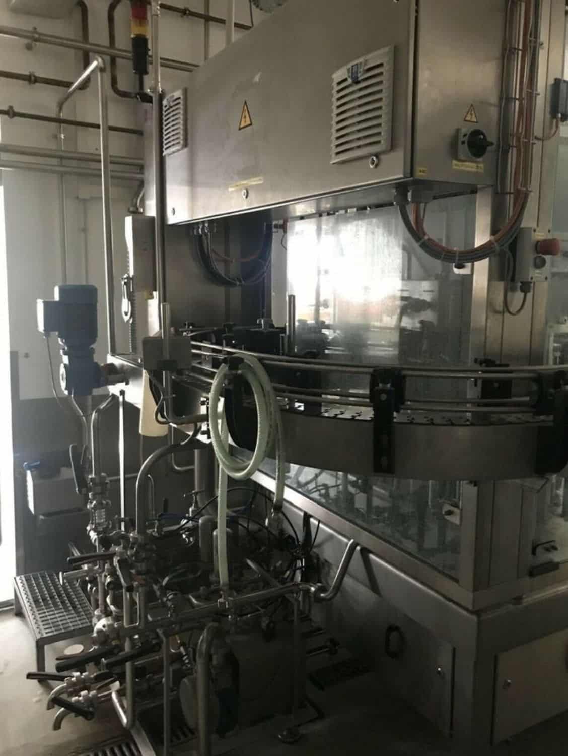 Vue de gauche de Nagel, PAC, Juwatec, ICS Ligne de remplissage de verre consigné pour bière, boisson gazeuse