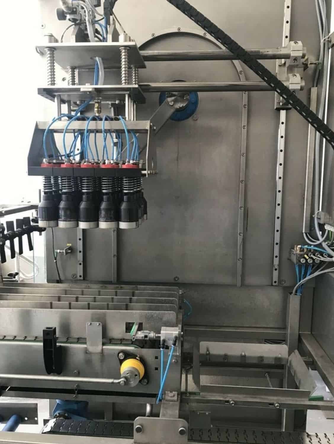 Vue de gauche de Nagel, PAC, Juwatec, ICS Ligne de remplissage de verre consigné pour bière, boisson gazeuse