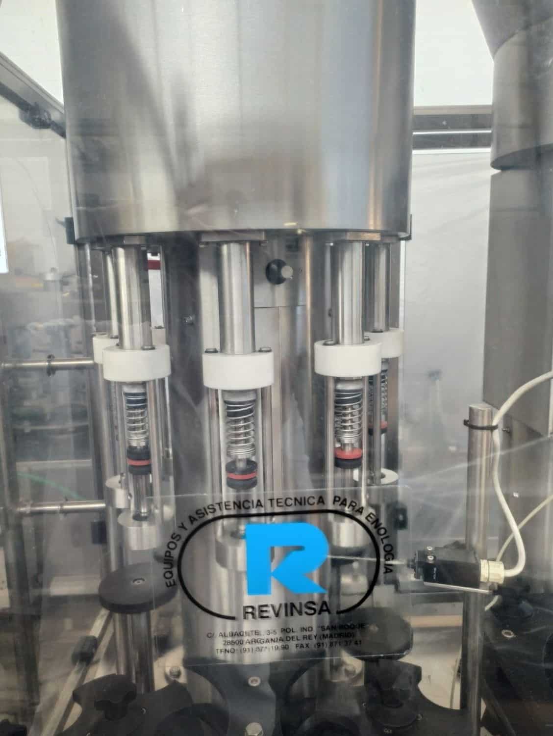 Salle de travail de la ligne de remplissage Revinsa pour les bouteilles en verre non consignées