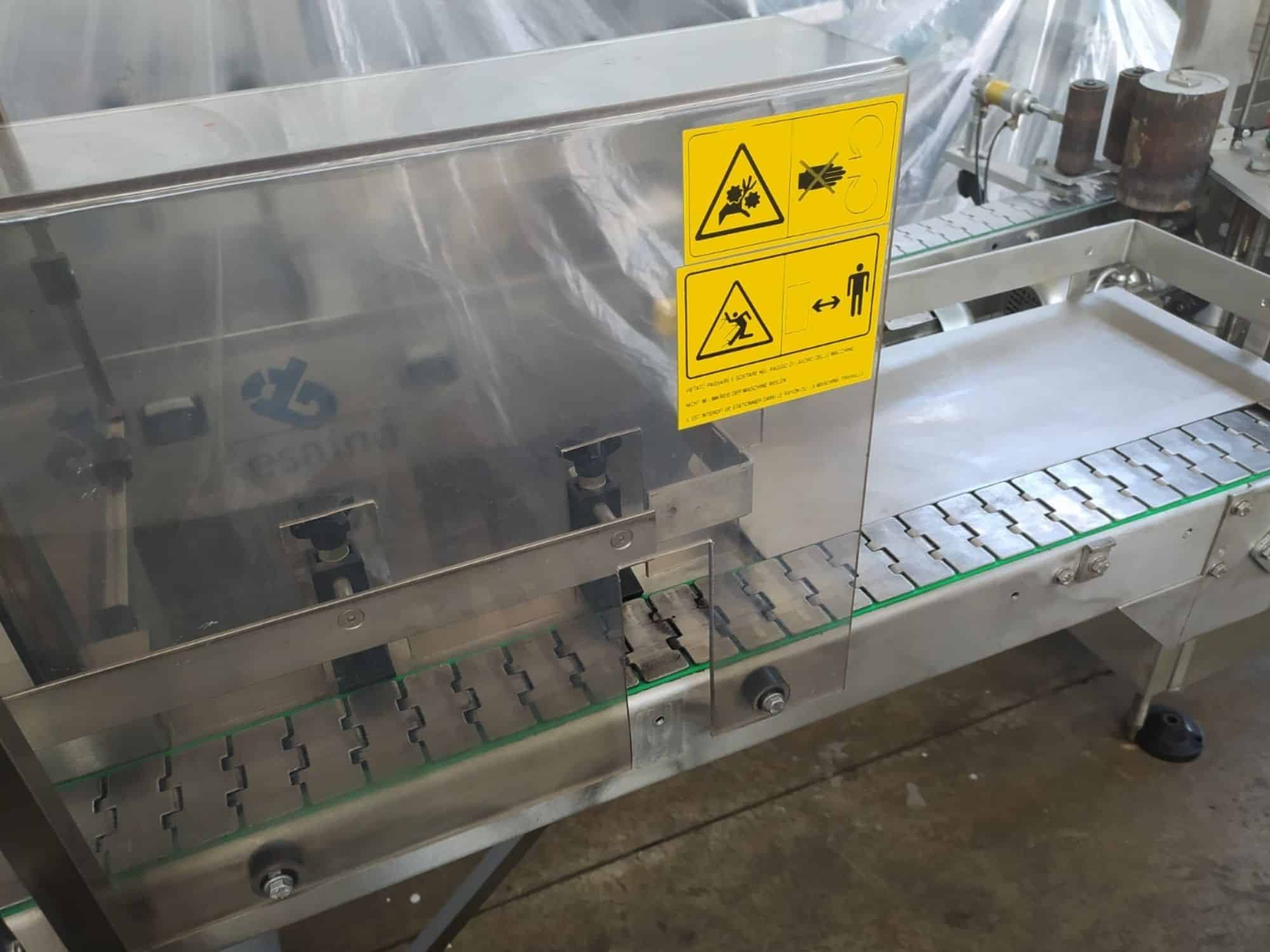 Vue de côté de la ligne de remplissage Revinsa pour les bouteilles en verre non consignées